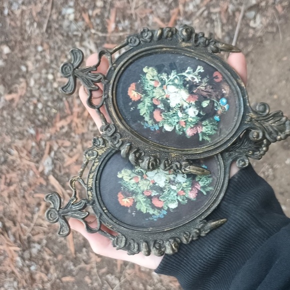 VTG (2) Brass Oval Wall Decor - Picture 2 of 6